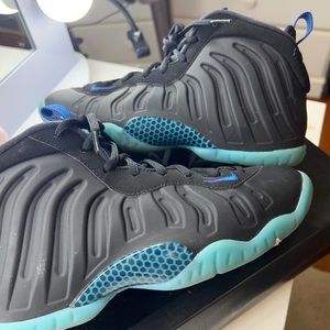 nike foam posits size 5 boys